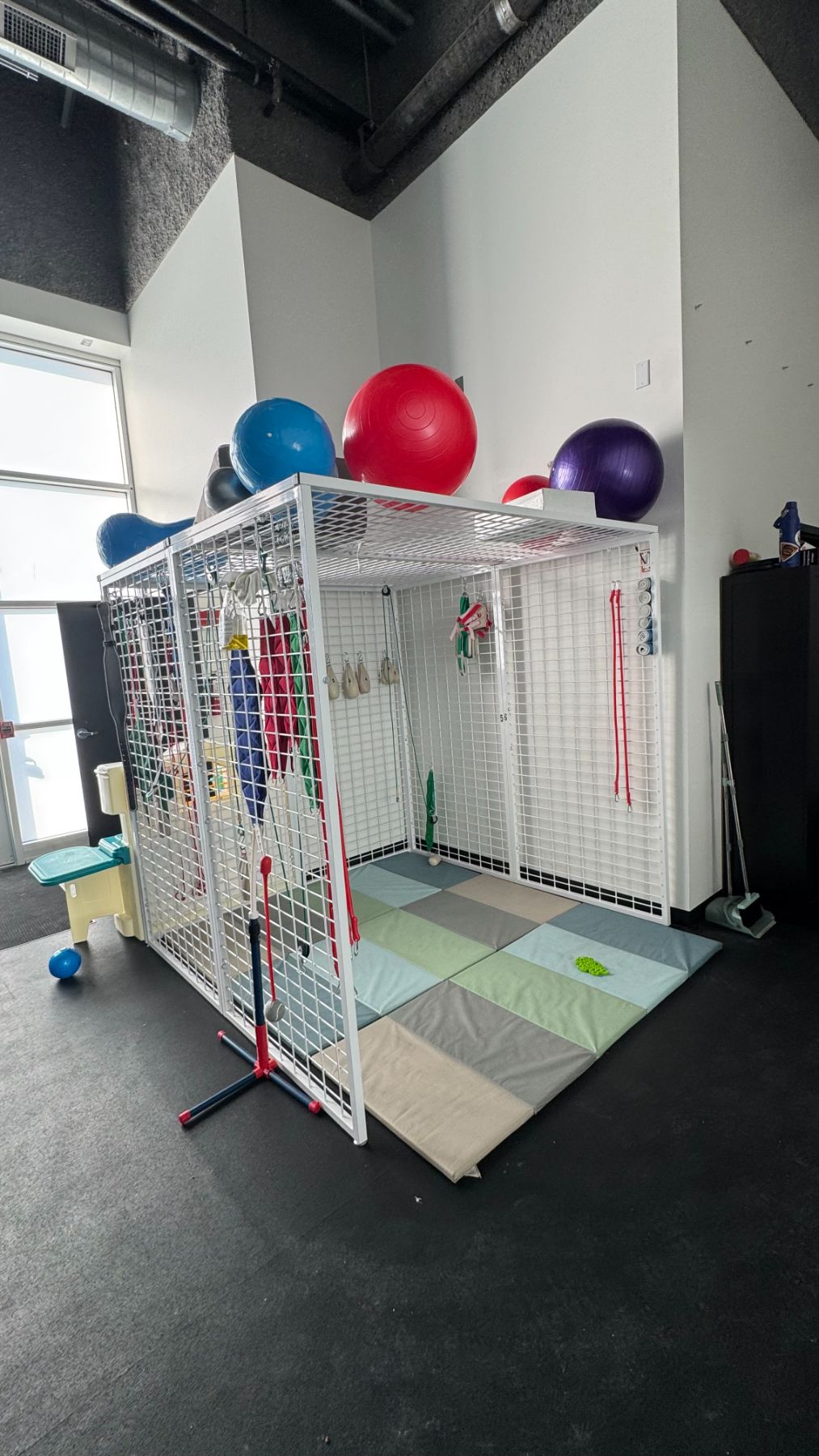 Suspension cage for intensive therapy